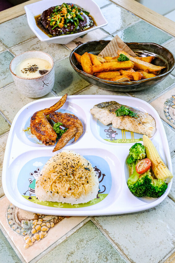 圖書館內美味日式定食、烏龍麵，日饕和食料理定食200元優惠，舒適寬敞，適合聚餐午茶！