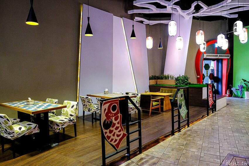 圖書館內美味日式定食、烏龍麵，日饕和食料理定食200元優惠，舒適寬敞，適合聚餐午茶！