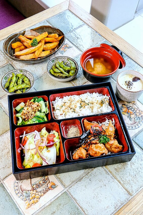 圖書館內美味日式定食、烏龍麵，日饕和食料理定食200元優惠，舒適寬敞，適合聚餐午茶！