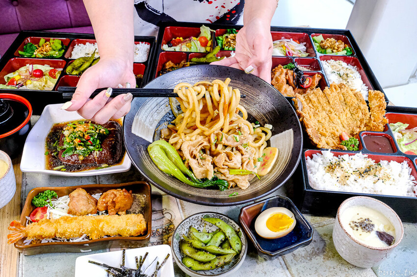 圖書館內美味日式定食、烏龍麵，日饕和食料理定食200元優惠，舒適寬敞，適合聚餐午茶！