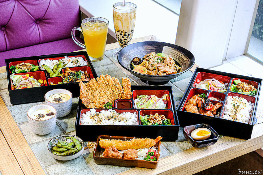 圖書館內美味日式定食、烏龍麵，日饕和食料理定食200元優惠，舒適寬敞，適合聚餐午茶！