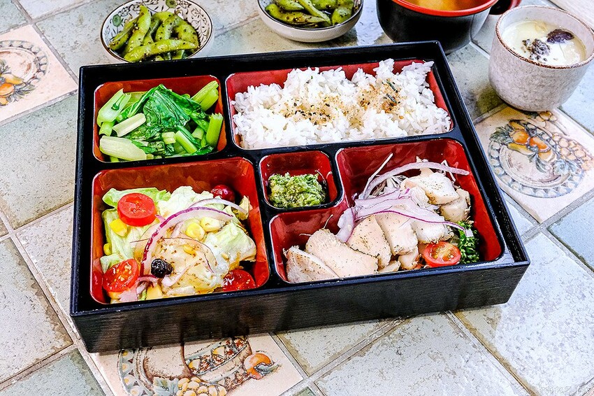 圖書館內美味日式定食、烏龍麵，日饕和食料理定食200元優惠，舒適寬敞，適合聚餐午茶！