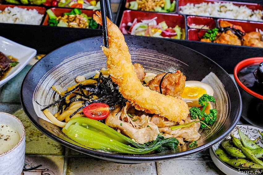 圖書館內美味日式定食、烏龍麵，日饕和食料理定食200元優惠，舒適寬敞，適合聚餐午茶！