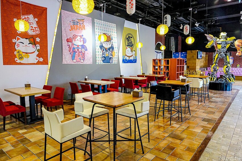 圖書館內美味日式定食、烏龍麵，日饕和食料理定食200元優惠，舒適寬敞，適合聚餐午茶！