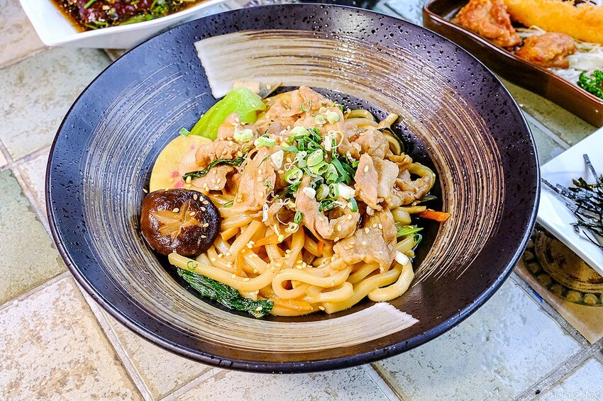 圖書館內美味日式定食、烏龍麵，日饕和食料理定食200元優惠，舒適寬敞，適合聚餐午茶！