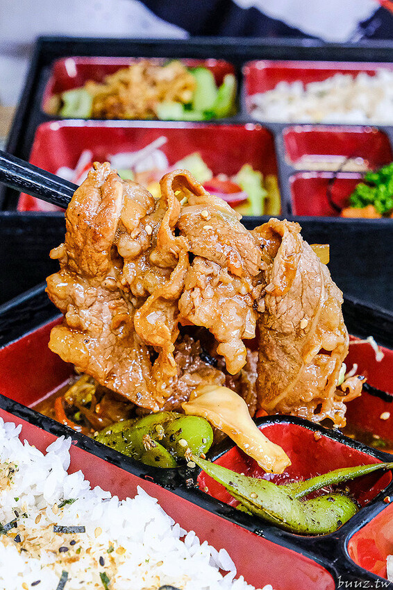 圖書館內美味日式定食、烏龍麵，日饕和食料理定食200元優惠，舒適寬敞，適合聚餐午茶！