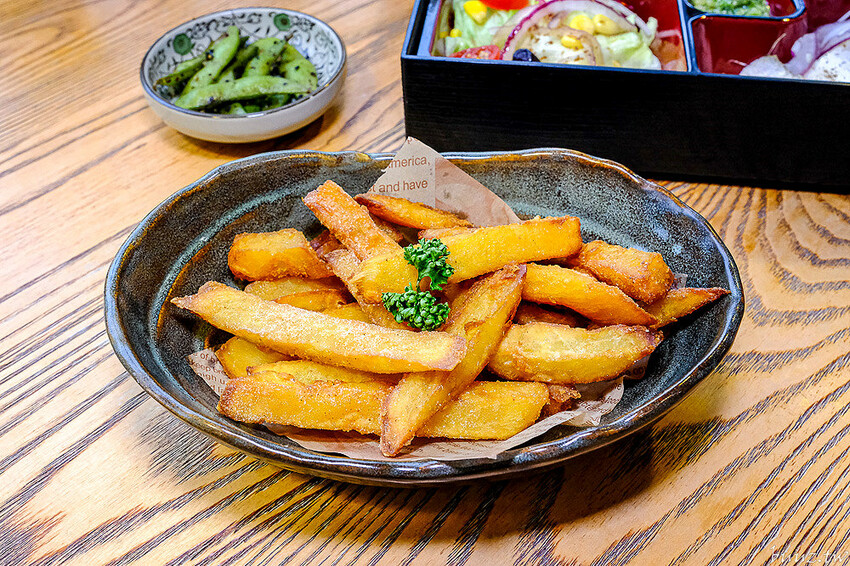 圖書館內美味日式定食、烏龍麵，日饕和食料理定食200元優惠，舒適寬敞，適合聚餐午茶！