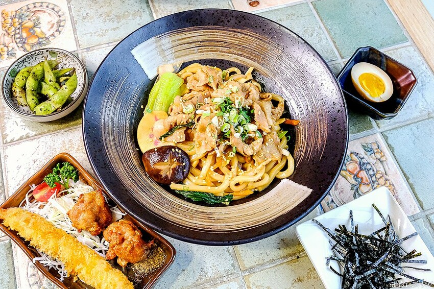 圖書館內美味日式定食、烏龍麵，日饕和食料理定食200元優惠，舒適寬敞，適合聚餐午茶！