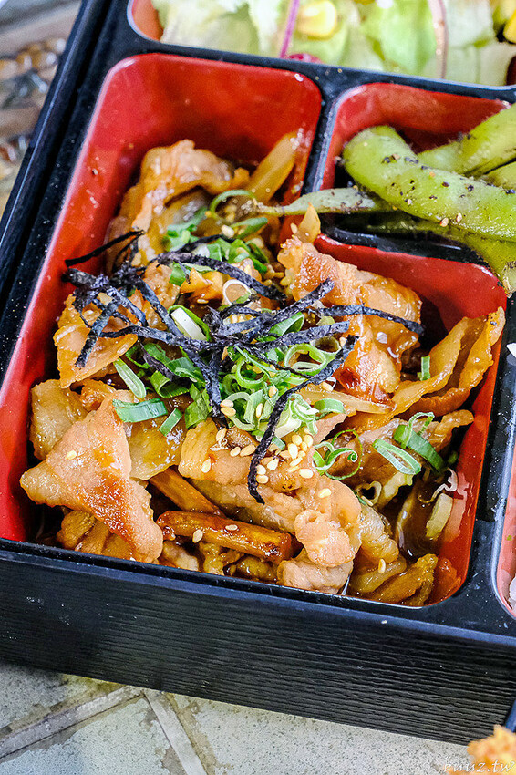 圖書館內美味日式定食、烏龍麵，日饕和食料理定食200元優惠，舒適寬敞，適合聚餐午茶！