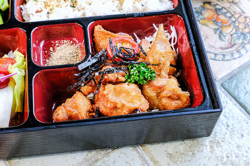 圖書館內美味日式定食、烏龍麵，日饕和食料理定食200元優惠，舒適寬敞，適合聚餐午茶！