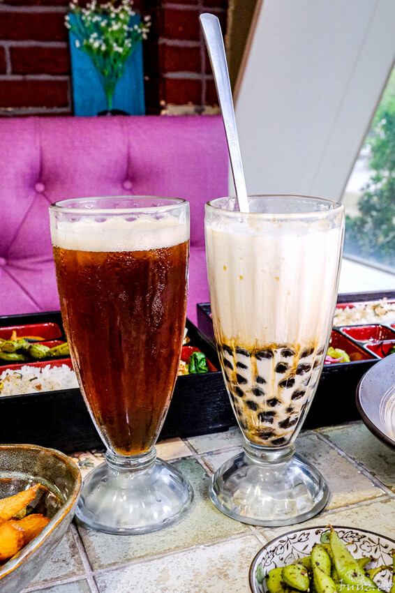 圖書館內美味日式定食、烏龍麵，日饕和食料理定食200元優惠，舒適寬敞，適合聚餐午茶！