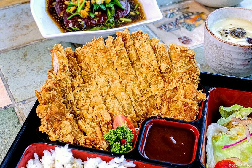 圖書館內美味日式定食、烏龍麵，日饕和食料理定食200元優惠，舒適寬敞，適合聚餐午茶！