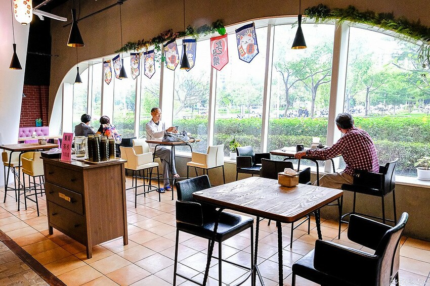 圖書館內美味日式定食、烏龍麵，日饕和食料理定食200元優惠，舒適寬敞，適合聚餐午茶！