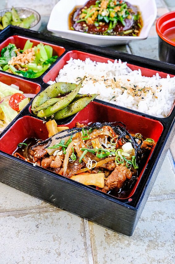 圖書館內美味日式定食、烏龍麵，日饕和食料理定食200元優惠，舒適寬敞，適合聚餐午茶！