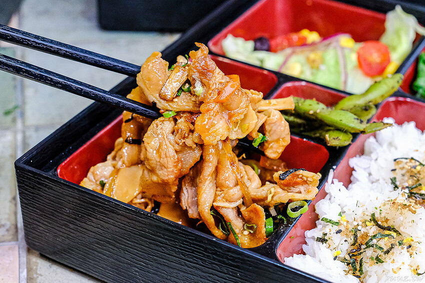 圖書館內美味日式定食、烏龍麵，日饕和食料理定食200元優惠，舒適寬敞，適合聚餐午茶！