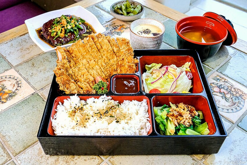 圖書館內美味日式定食、烏龍麵，日饕和食料理定食200元優惠，舒適寬敞，適合聚餐午茶！