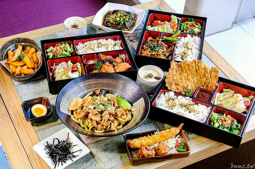 圖書館內美味日式定食、烏龍麵，日饕和食料理定食200元優惠，舒適寬敞，適合聚餐午茶！