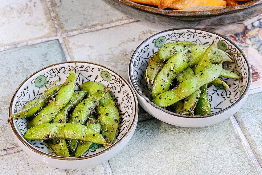 圖書館內美味日式定食、烏龍麵，日饕和食料理定食200元優惠，舒適寬敞，適合聚餐午茶！