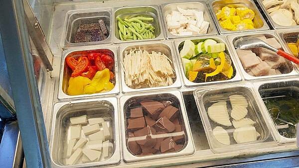 【台北美食】南港烤大學｜３５０元起燒烤吃到飽，隱藏在南港深山中的燒烤店