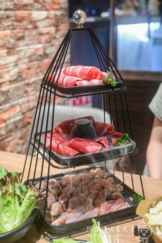 【台中】饗鍋物料理｜三層肉塔火烤兩吃，銅盤烤肉讓吃鍋更具樂趣｜台中西屯區火鍋推薦 » 阿君的玩食天堂