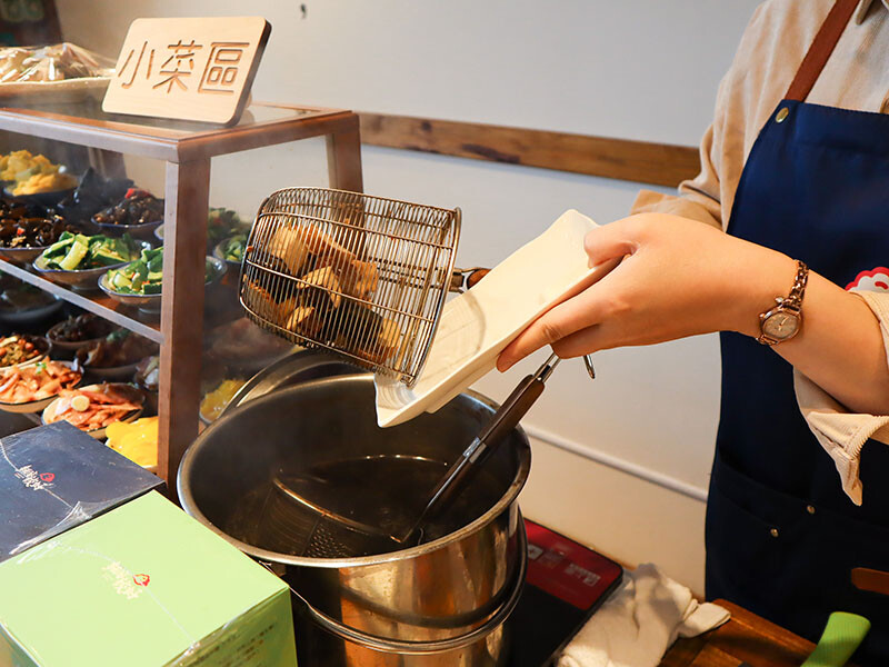 麵容餃好新竹店 獨特香脆油蔥加上2016國宴粄條插旗新竹 台式復古又文青的古早味麵食館