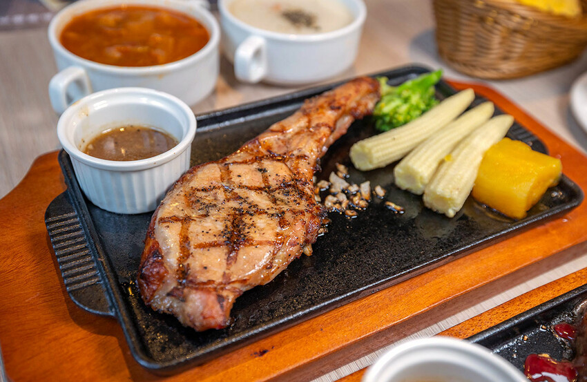 瀧厚炙燒熟成牛排信義att店 瀧厚炙燒熟成牛排信義att店