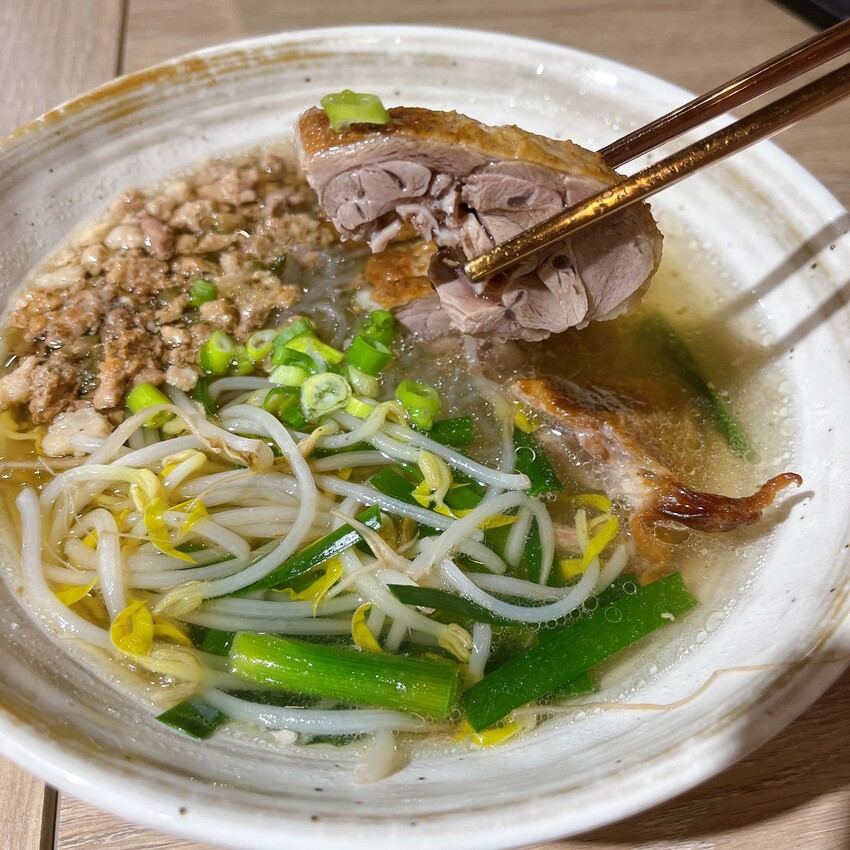 鵝肉的專家，自家養殖每天新鮮直送保留最佳口感一偶鵝嚐嚐 中壢店，每月五號還提供100份免費鵝肉飯請你吃！