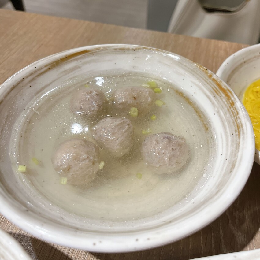 鵝肉的專家，自家養殖每天新鮮直送保留最佳口感一偶鵝嚐嚐 中壢店，每月五號還提供100份免費鵝肉飯請你吃！