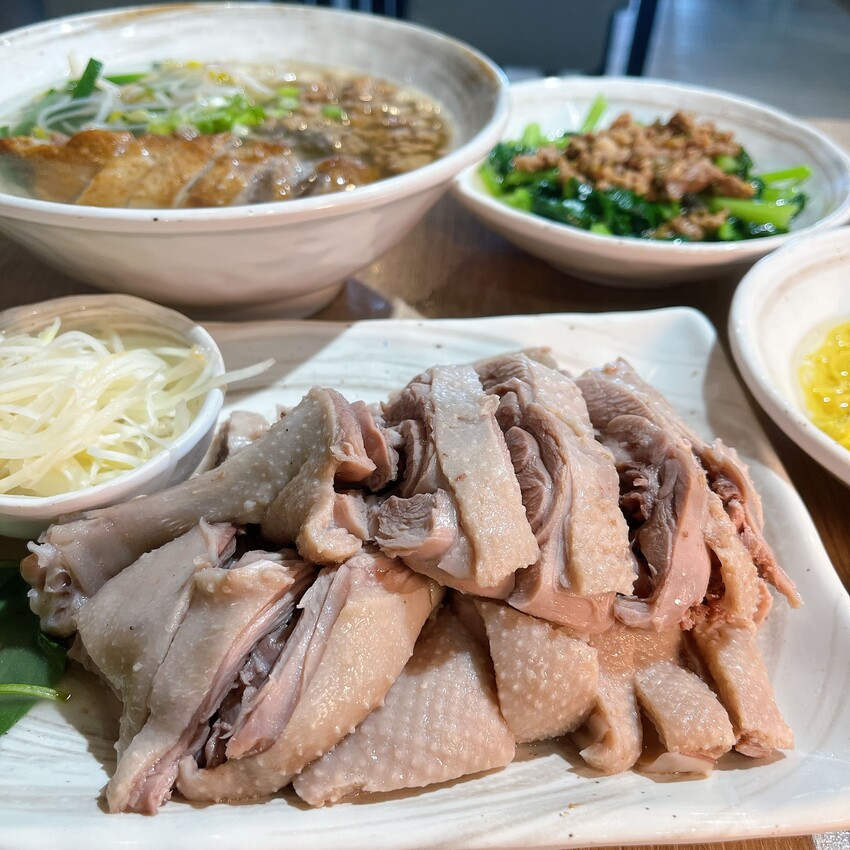 鵝肉的專家，自家養殖每天新鮮直送保留最佳口感一偶鵝嚐嚐 中壢店，每月五號還提供100份免費鵝肉飯請你吃！