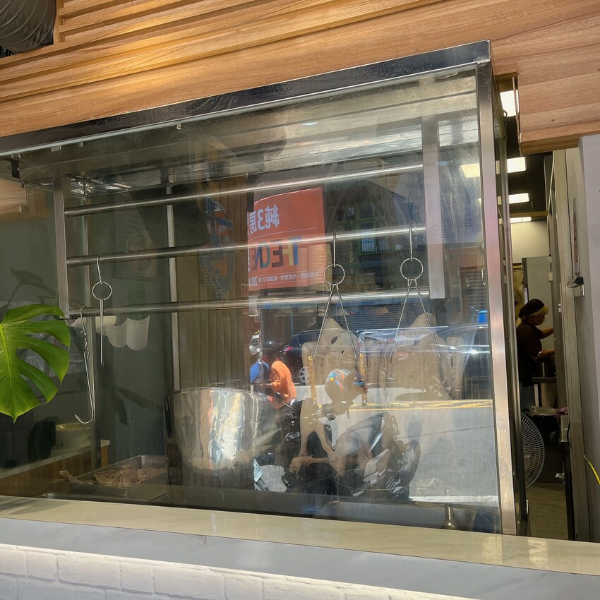 鵝肉的專家，自家養殖每天新鮮直送保留最佳口感一偶鵝嚐嚐 中壢店，每月五號還提供100份免費鵝肉飯請你吃！