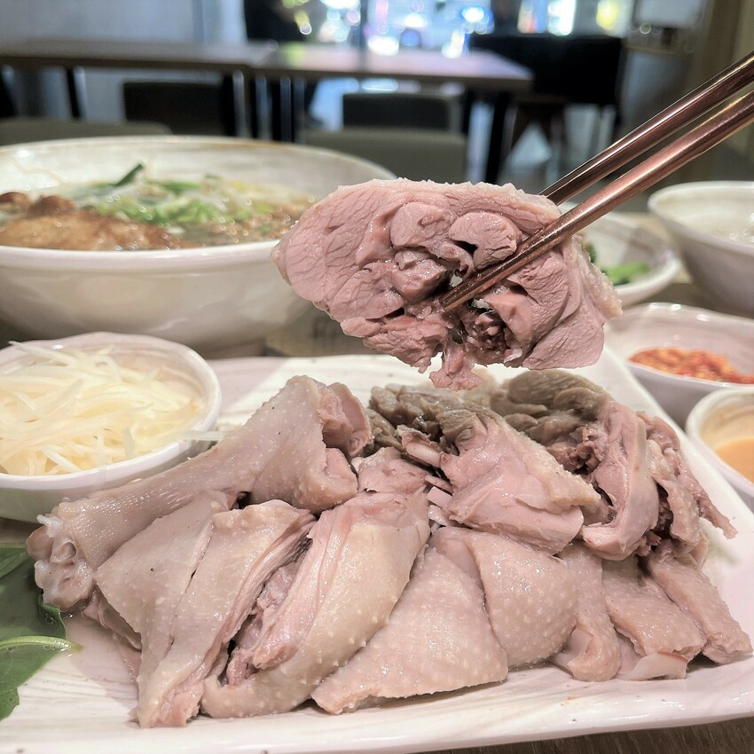 鵝肉的專家，自家養殖每天新鮮直送保留最佳口感一偶鵝嚐嚐 中壢店，每月五號還提供100份免費鵝肉飯請你吃！