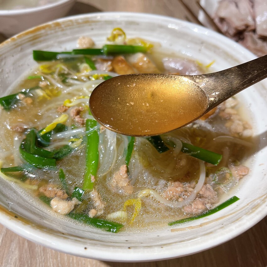 鵝肉的專家，自家養殖每天新鮮直送保留最佳口感一偶鵝嚐嚐 中壢店，每月五號還提供100份免費鵝肉飯請你吃！