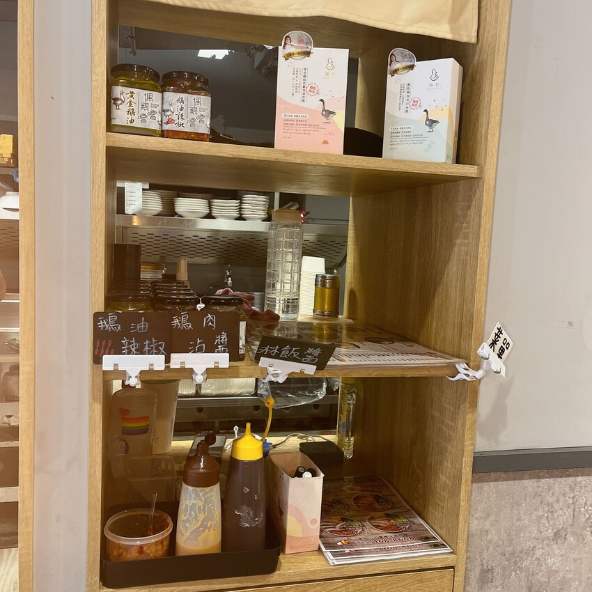 鵝肉的專家，自家養殖每天新鮮直送保留最佳口感一偶鵝嚐嚐 中壢店，每月五號還提供100份免費鵝肉飯請你吃！