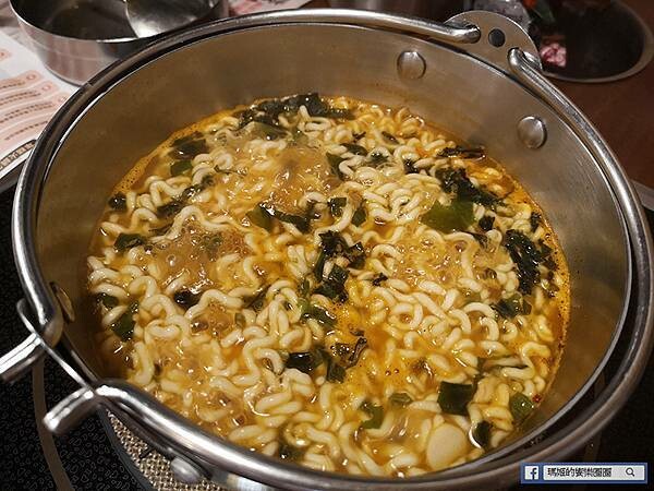 基隆火鍋吃到飽【兩餐基隆店】韓國年糕火鍋吃到飽+炸雞、炒飯、韓國泡麵/韓國美食