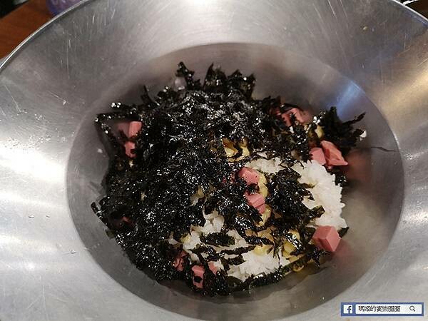 基隆火鍋吃到飽【兩餐基隆店】韓國年糕火鍋吃到飽+炸雞、炒飯、韓國泡麵/韓國美食