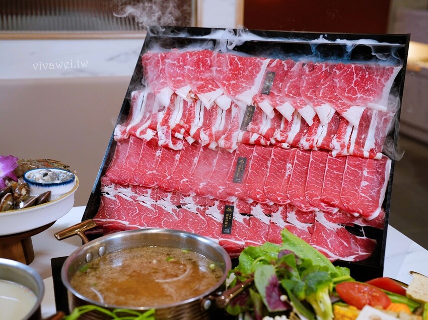 【嗑肉石鍋】全新二代店推出超狂自助吧！享多款時蔬,火鍋配料,咖哩飯,多種麵條,冰淇淋,飲品無限吃到飽！