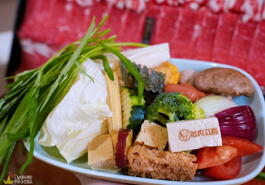 【嗑肉石鍋】全新二代店推出超狂自助吧！享多款時蔬,火鍋配料,咖哩飯,多種麵條,冰淇淋,飲品無限吃到飽！