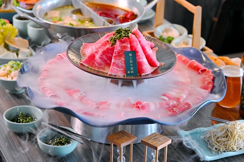 台中公益路新麻辣鍋推薦 巨無霸牛三拼盛宴超大肉盤好浮誇 花椒香啤酒這家才喝得到_青花驕麻辣鍋