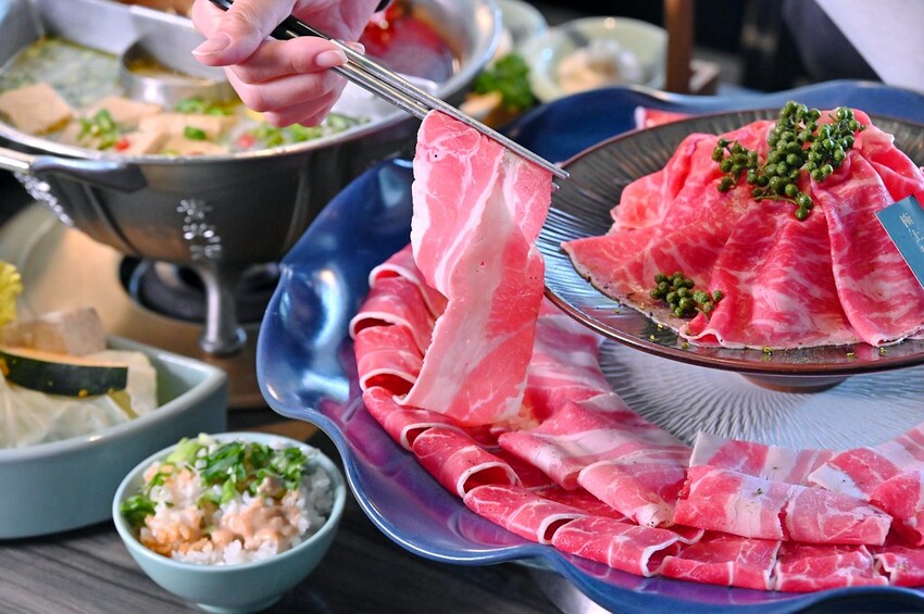 台中公益路新麻辣鍋推薦 巨無霸牛三拼盛宴超大肉盤好浮誇 花椒香啤酒這家才喝得到_青花驕麻辣鍋