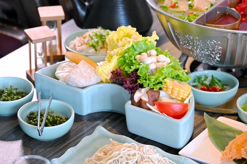 台中公益路新麻辣鍋推薦 巨無霸牛三拼盛宴超大肉盤好浮誇 花椒香啤酒這家才喝得到_青花驕麻辣鍋