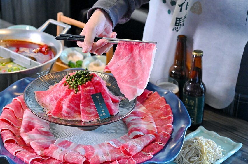 台中公益路新麻辣鍋推薦 巨無霸牛三拼盛宴超大肉盤好浮誇 花椒香啤酒這家才喝得到_青花驕麻辣鍋