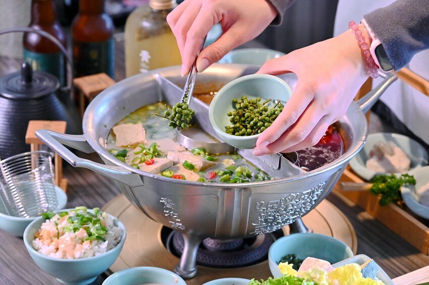 台中公益路新麻辣鍋推薦 巨無霸牛三拼盛宴超大肉盤好浮誇 花椒香啤酒這家才喝得到_青花驕麻辣鍋