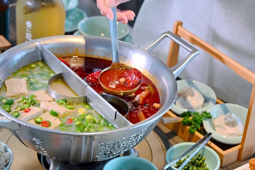 台中公益路新麻辣鍋推薦 巨無霸牛三拼盛宴超大肉盤好浮誇 花椒香啤酒這家才喝得到_青花驕麻辣鍋