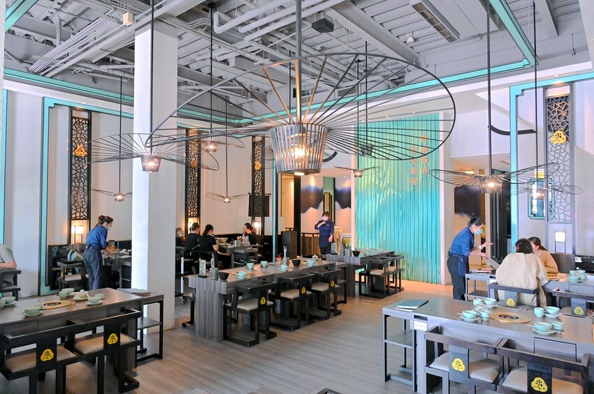 台中公益路新麻辣鍋推薦 巨無霸牛三拼盛宴超大肉盤好浮誇 花椒香啤酒這家才喝得到_青花驕麻辣鍋