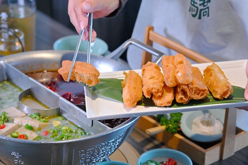 台中公益路新麻辣鍋推薦 巨無霸牛三拼盛宴超大肉盤好浮誇 花椒香啤酒這家才喝得到_青花驕麻辣鍋