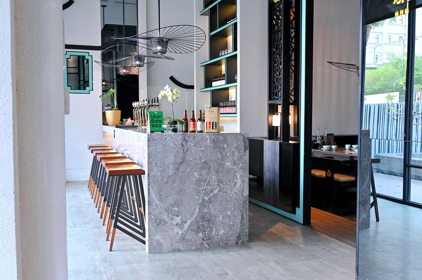 台中公益路新麻辣鍋推薦 巨無霸牛三拼盛宴超大肉盤好浮誇 花椒香啤酒這家才喝得到_青花驕麻辣鍋