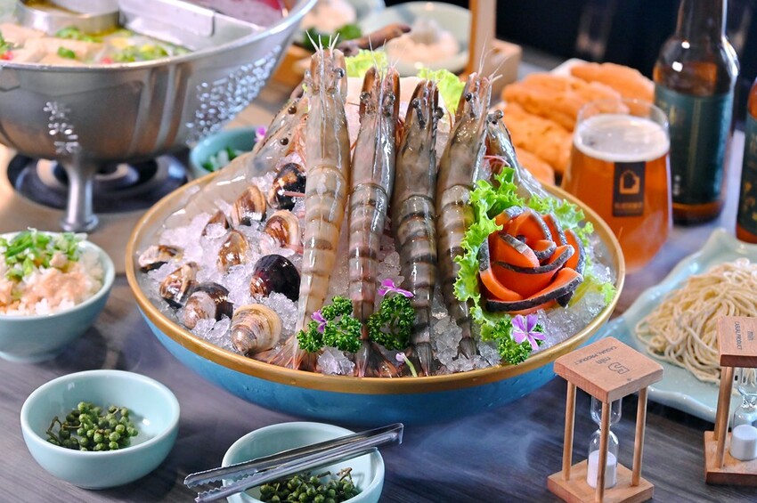 台中公益路新麻辣鍋推薦 巨無霸牛三拼盛宴超大肉盤好浮誇 花椒香啤酒這家才喝得到_青花驕麻辣鍋