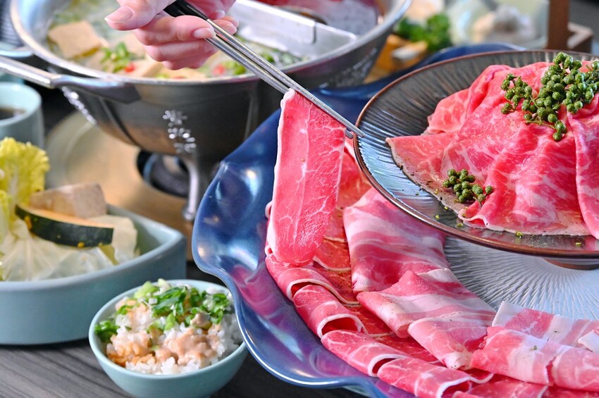 台中公益路新麻辣鍋推薦 巨無霸牛三拼盛宴超大肉盤好浮誇 花椒香啤酒這家才喝得到_青花驕麻辣鍋