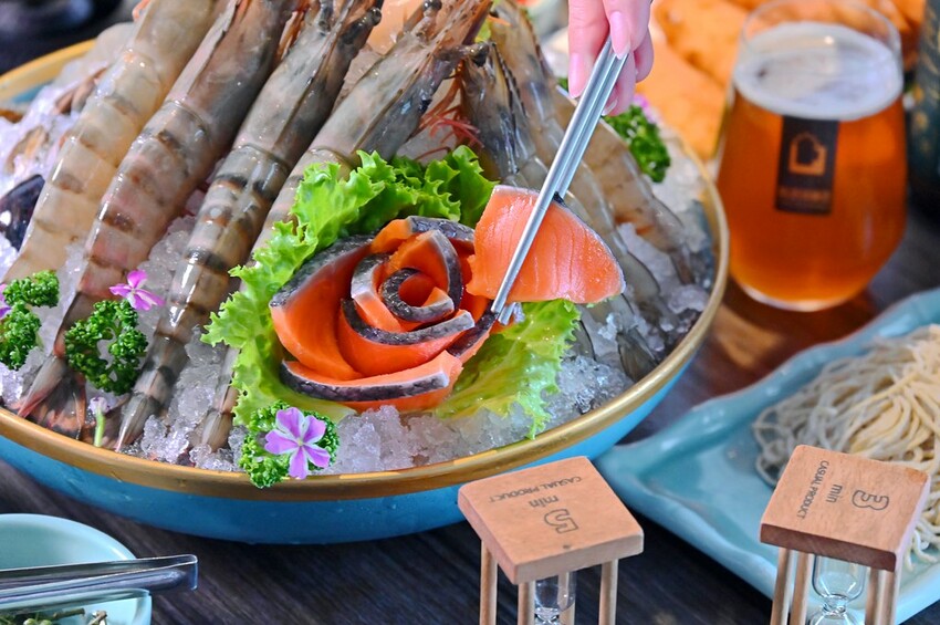 台中公益路新麻辣鍋推薦 巨無霸牛三拼盛宴超大肉盤好浮誇 花椒香啤酒這家才喝得到_青花驕麻辣鍋