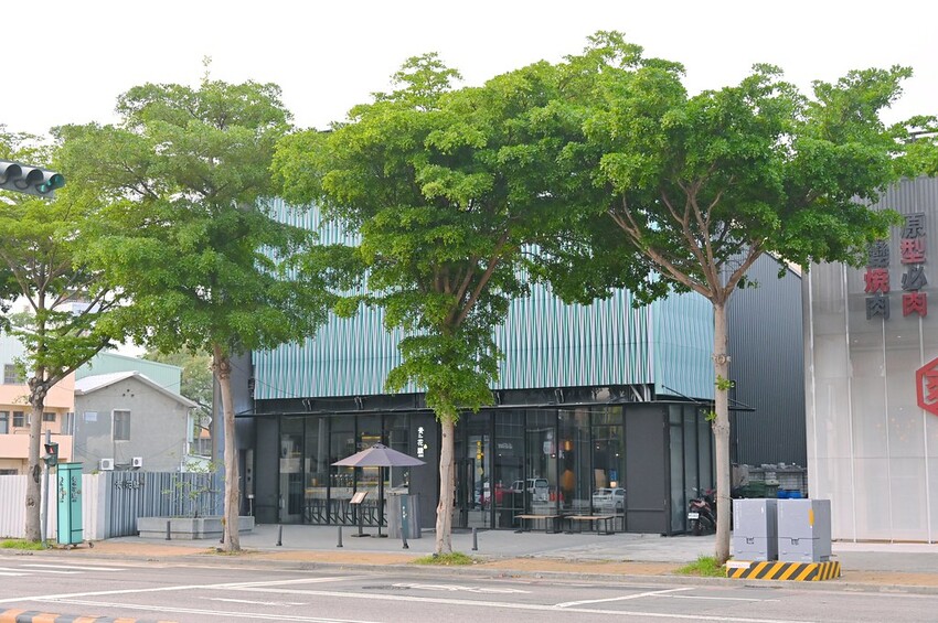 台中公益路新麻辣鍋推薦 巨無霸牛三拼盛宴超大肉盤好浮誇 花椒香啤酒這家才喝得到_青花驕麻辣鍋